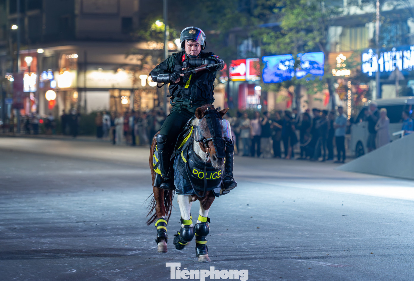 CBCS Đoàn Cảnh sát cơ động kỵ binh điều khiển ngựa biểu diễn kỹ thuật sử dụng súng bằng 2 tay và trong tư thế nằm trên ngựa để chiến đấu.