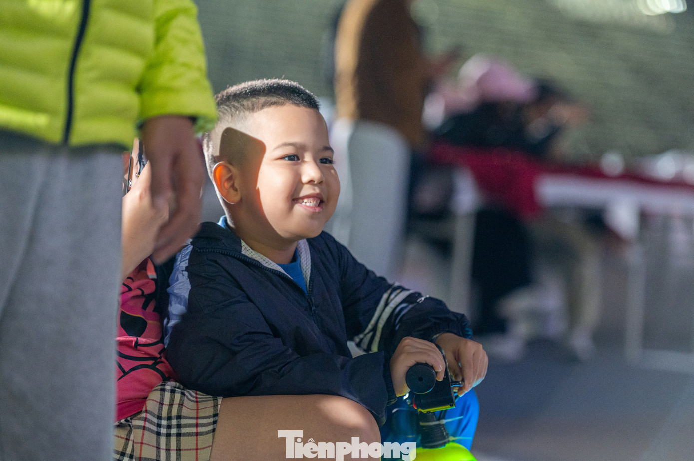 Nhiều em nhỏ tỏ ra thích thú khi được bố mẹ đưa đi xem các chiến sĩ CSCĐ biểu diễn.