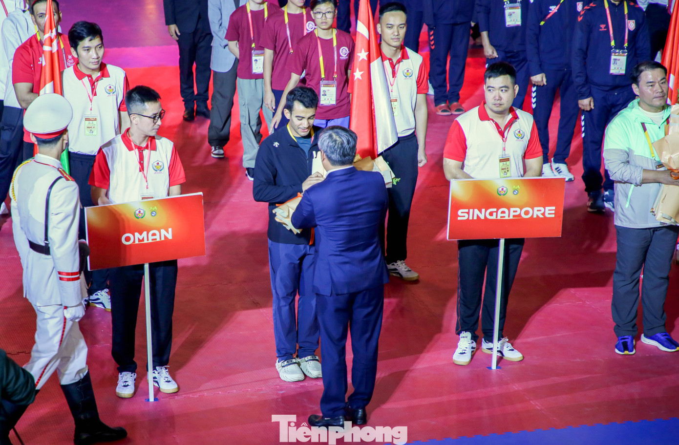 Các vị đại biểu tặng hoa, kỷ niệm chương và chụp ảnh lưu niệm cùng các đoàn vận động viên tham dự giải. Các vị đại biểu tặng hoa, kỷ niệm chương và chụp ảnh lưu niệm cùng các đoàn vận động viên tham dự giải.