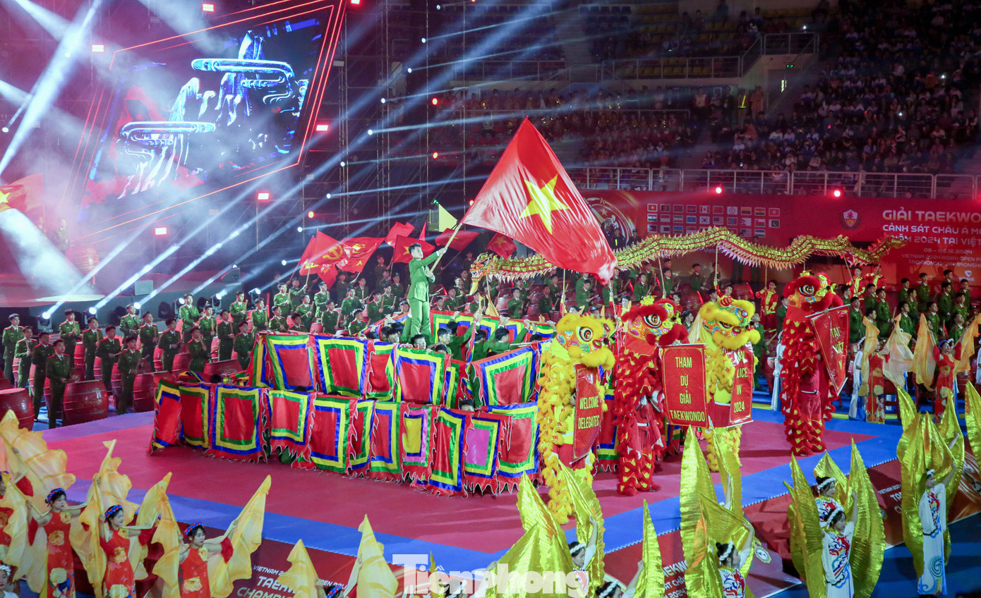 Tối 6/12, giải Taekwondo Cảnh sát châu Á mở rộng năm 2024 chính thức khai mạc tại Cung Thể thao - Khu Liên hợp thể thao tỉnh (phường Đại Yên, TP Hạ Long, tỉnh Quảng Ninh). Tối 6/12, giải Taekwondo Cảnh sát châu Á mở rộng năm 2024 chính thức khai mạc tại Cung Thể thao - Khu Liên hợp thể thao tỉnh (phường Đại Yên, TP Hạ Long, tỉnh Quảng Ninh).