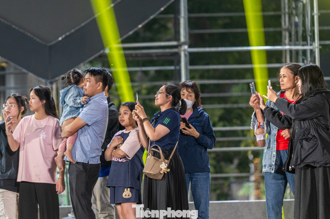 Nhiều em nhỏ tỏ ra thích thú khi được bố mẹ đưa đi xem các chiến sĩ CSCĐ biểu diễn.