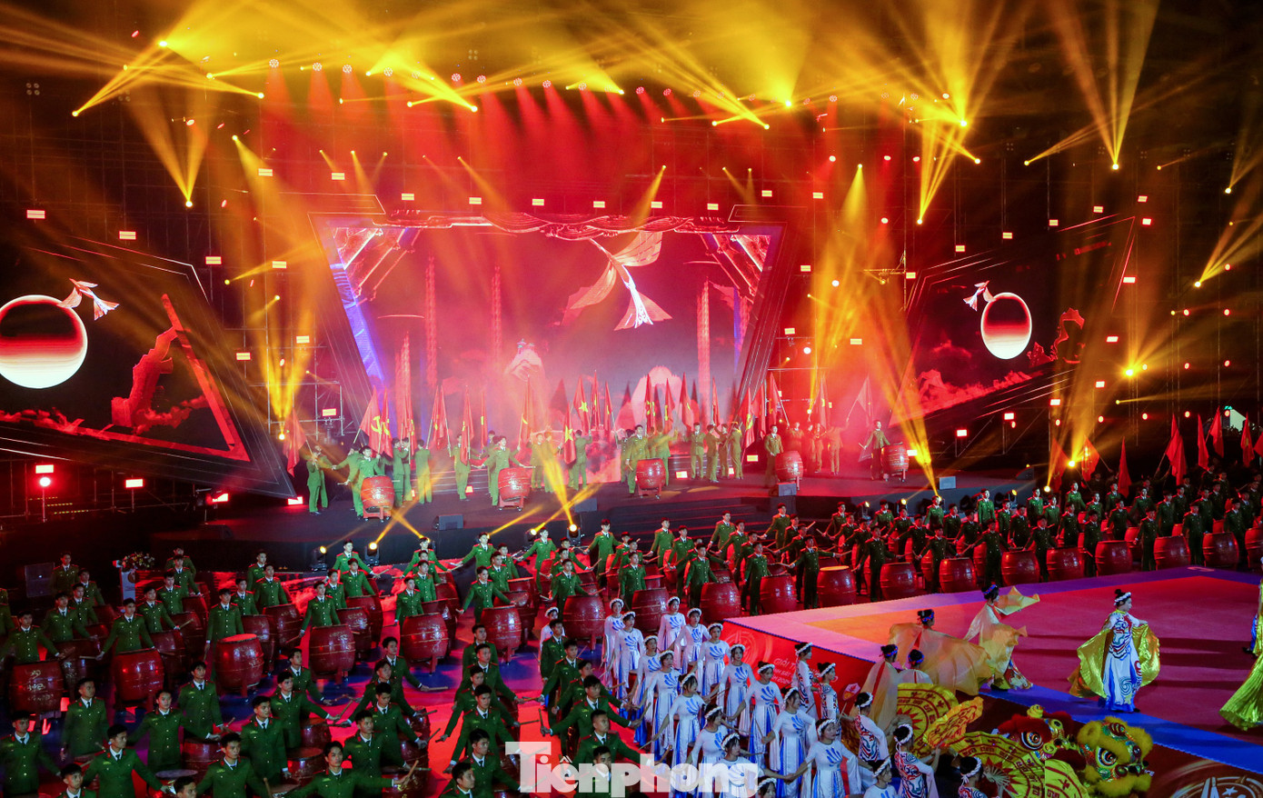 Lễ khai mạc được mở màn bằng màn trống hội chào mừng với chủ đề “Khát vọng tỏa sáng” của Đoàn nghệ thuật trống hội Học viện Cảnh sát nhân dân. Lễ khai mạc được mở màn bằng màn trống hội chào mừng với chủ đề “Khát vọng tỏa sáng” của Đoàn nghệ thuật trống hội Học viện Cảnh sát nhân dân.