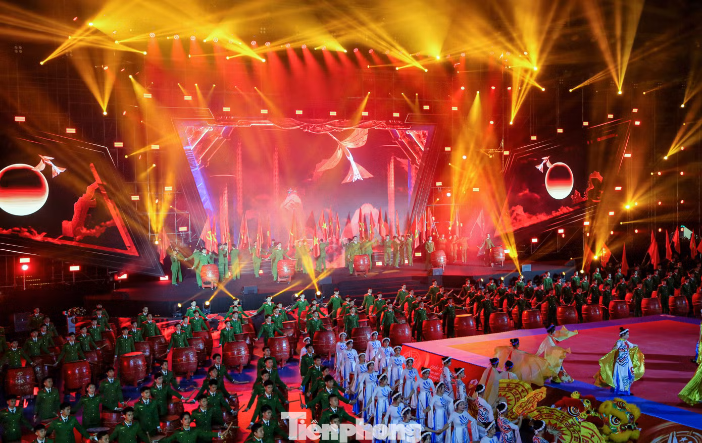 Lễ khai mạc được mở màn bằng màn trống hội chào mừng với chủ đề “Khát vọng tỏa sáng” của Đoàn nghệ thuật trống hội Học viện Cảnh sát nhân dân.