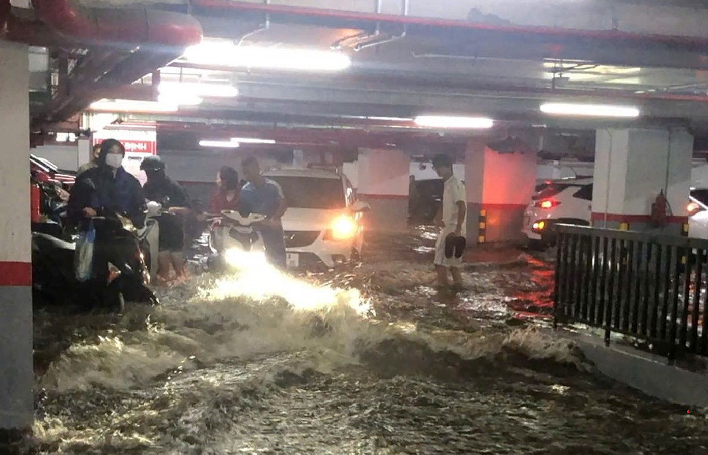 Nước từ trên mặt đường đổ xuống hầm chung cư Times Garden vào sáng 28/6.