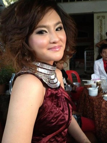  Sokun Nisa cũng cực kỳ xinh đẹp, quyến rũ trong những bức ảnh diện các trang phục hiện đại 