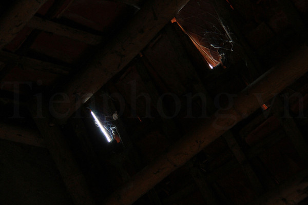 Kẽ hở trên mái nhà của Đích. Những khi mưa, hầu hết các vị trí trong nhà đều bị dột. Ảnh: Trường Phong