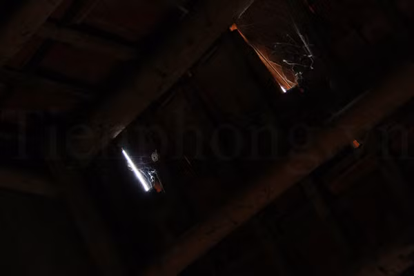 Kẽ hở trên mái nhà của Đích. Những khi mưa, hầu hết các vị trí trong nhà đều bị dột. Ảnh: Trường Phong