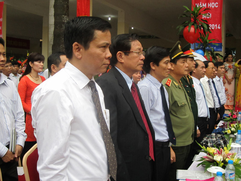 Ban giám hiệu nhà trường, cán bộ giáo viên, cùng các vị khách mời tham gia lễ khai giảng năm học mới