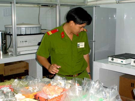 Tiếp xúc chủ yếu với các mẫu vật