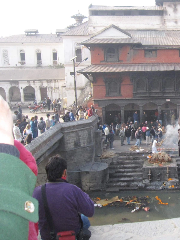 Nhiều du khách đứng xem đốt xác người ven sông