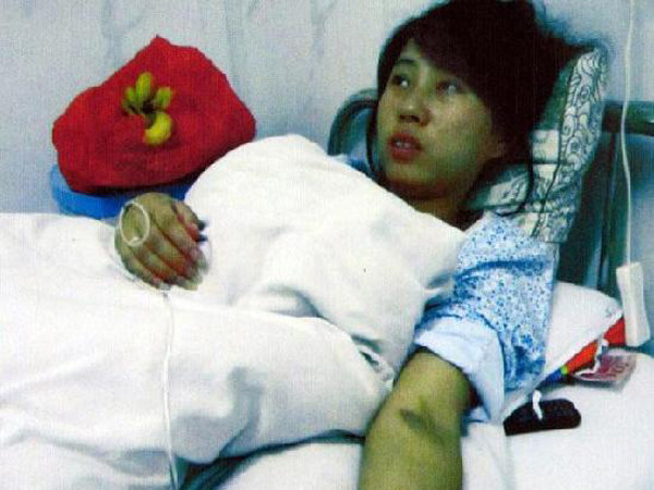 Thai phụ Feng Jianmei tại bệnh viện sau khi bị ép phá thai. Ảnh: Shanghai Daily