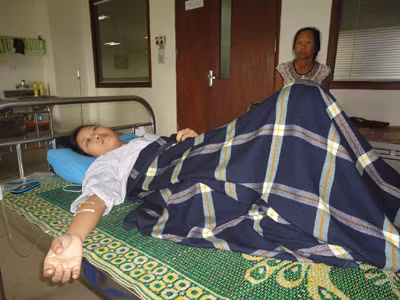 Nguyễn Thị Hương đang điều trị tại Viện Huyết học & Truyền máu. TƯ Ảnh: K.N