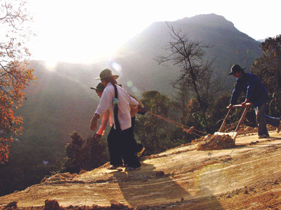 Thanh niên tình nguyện làm đường ở Tà Xì Láng năm 2004. Ảnh:Hồng Vĩnh