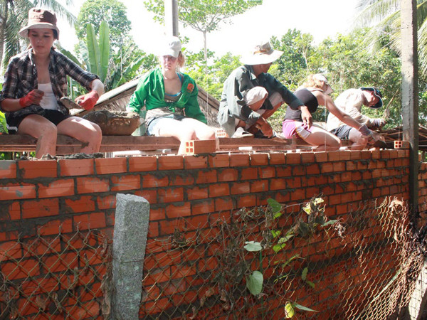 Nữ sinh 15 tuổi Alexandra Barlon (bên trái) làm thợ xây. Nữ sinh 15 tuổi Alexandra Barlon (bên trái) làm thợ xây