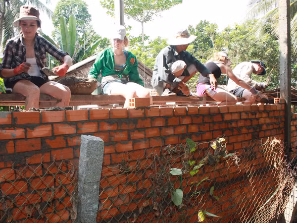 Nữ sinh 15 tuổi Alexandra Barlon (bên trái) làm thợ xây