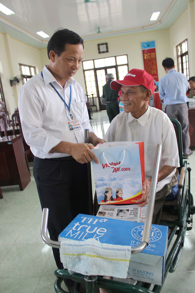 Ông Bùi Đình Tư , Giám đốc Trung tâm Điều dưỡng và phục hồi chức năng Thái Bình tặng quà cho thương binh. . Ông Bùi Đình Tư , Giám đốc Trung tâm Điều dưỡng và phục hồi chức năng Thái Bình tặng quà cho thương binh.