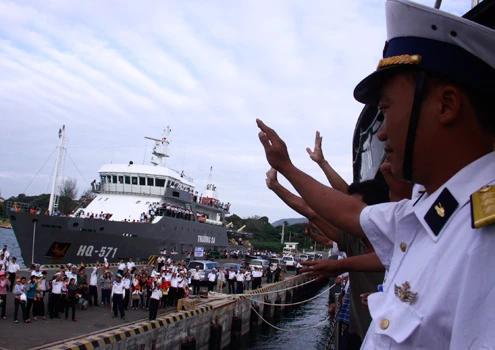 Những cái vẫy tay chào tạm biệt người thân