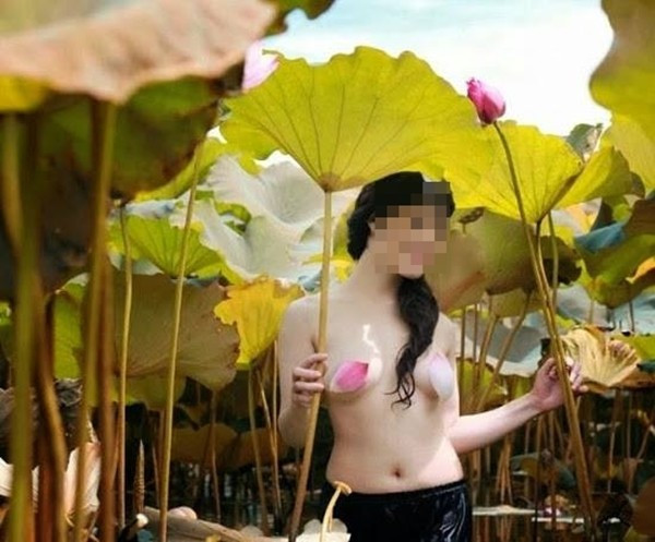 Áo yếm thả rông ăn đầy... gạch đá ảnh 2