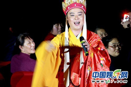 'Đường Tăng' Từ Thiếu Hoa 'mua vui' để kiếm sống ảnh 2