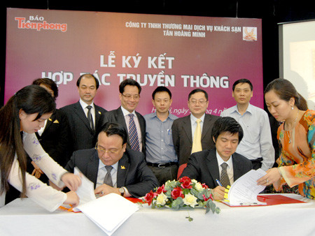 Đại diện báo Tiền Phong và Tập đoàn Tân Hoàng Minh tại lễ ký kết