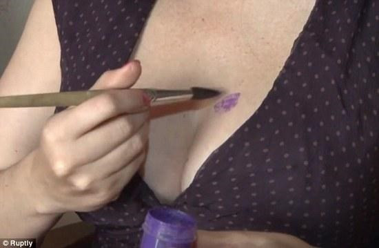 Nữ họa sỹ người Nga vẽ hình ông Putin bằng... ngực ảnh 3