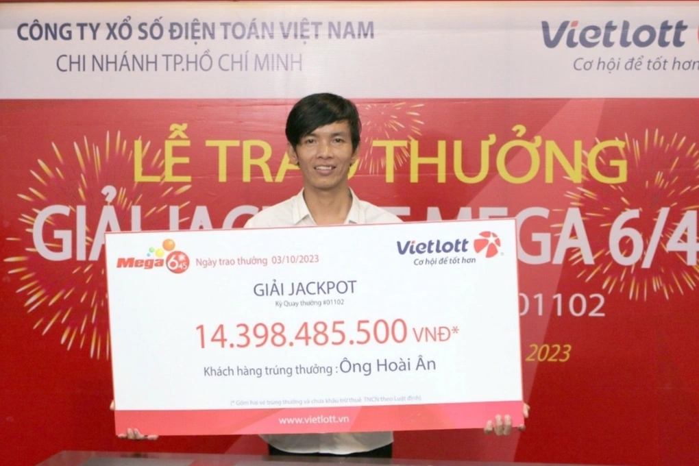 Anh Nguyễn Hoài Ân nhận thưởng Jackpot hơn 14,3 tỷ đồng, ngày 3/10 (Ảnh: Vietlott).