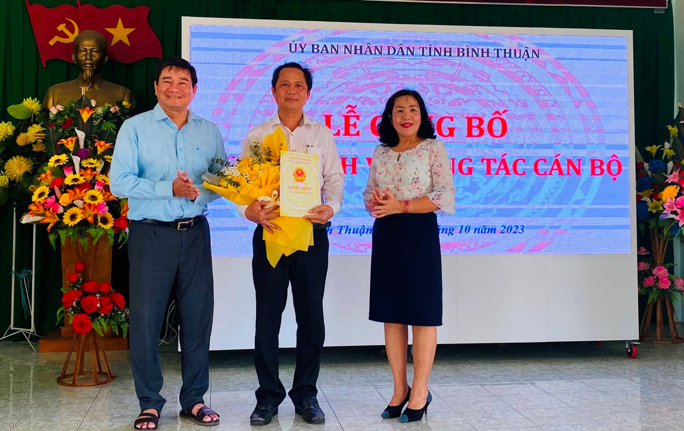 Ông Nguyễn Văn Thạch nhận quyết định bổ nhiệm Phó Giám đốc Sở GD&ĐT tỉnh Bình Thuận. Ông Nguyễn Văn Thạch nhận quyết định bổ nhiệm Phó Giám đốc Sở GD&ĐT tỉnh Bình Thuận.