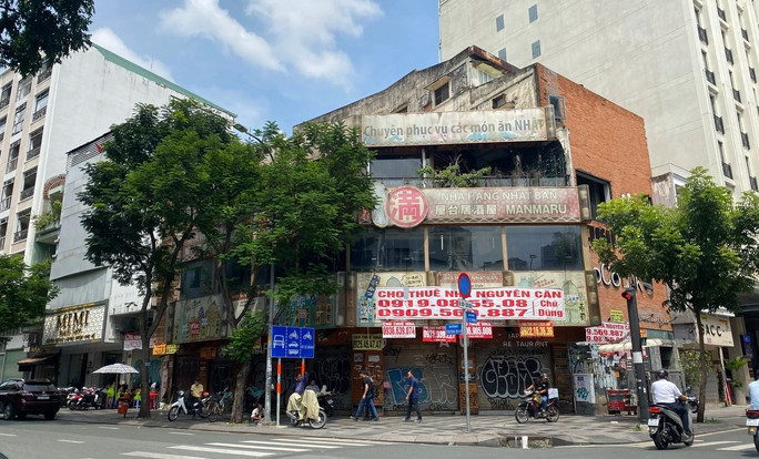 Tại ngã 3, giao tuyến đường Lý Tự Trọng và Trương Định, mặt bằng trên chưa tìm được khách thuê.Trao đổi với môi giới, mặt bằng này có diện tích khoảng 500m2 (ngang 20m dài 25m), 1 trệt 3 lầu có giá thuê 800 triệu đồng/tháng. Hợp đồng phải ký trên 5 năm. Mặt bằng này trước đây là một nhà hàng Nhật nhưng đã đóng cửa trong thời gian đại dịch bùng phát.