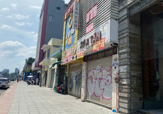 Theo quan sát, dọc tuyến đường này hiện có hơn 20 mặt bằng bỏ trống. Mặt tiền những ngôi nhà này đang bị dán chi chít bảng cho thuê. Một số bảng do đã dán quá lâu, cộng với nắng mưa liên tục nên bị xé nát, lem luốc. Đáng nói, các bảng cho thuê đều ghi chính chủ nhưng khi liên hệ, đầu dây bên kia đều nói là môi giới chứ không phải chủ nhà đích thực.