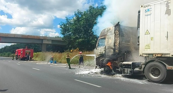 CLIP: Xe container cháy dữ dội trên cao tốc Phan Thiết- Dầu Giây - Ảnh 3.