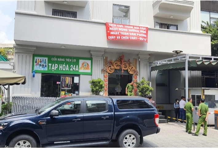 Lực lượng chức năng có mặt kiểm tra tòa nhà có 176 phòng trên đường Khuông Việt (Ảnh: Nguyễn An).