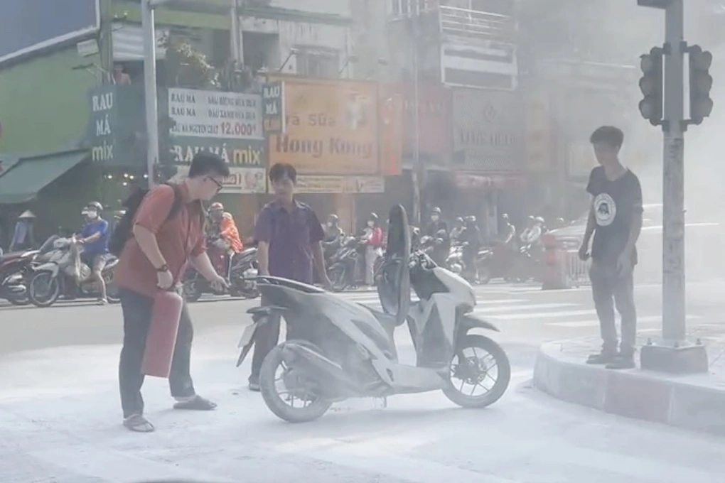 Hiện trường vụ cháy xe trên đường Lê Văn Sỹ (Ảnh: X.H.).