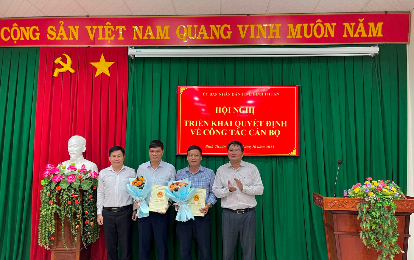 Giám đốc Sở Nội vụ Đỗ Thái Dương (phải) và Giám đốc Sở Thông tin và Truyền thông Võ Thành Công (trái) trao quyết định và hoa cho 2 đồng chí Trần Thanh Duy và Nguyễn Lê Thành - Tân Phó Giám đốc Sở Thông tin và Truyền thông. Giám đốc Sở Nội vụ Đỗ Thái Dương (phải) và Giám đốc Sở Thông tin và Truyền thông Võ Thành Công (trái) trao quyết định và hoa cho 2 đồng chí Trần Thanh Duy và Nguyễn Lê Thành - Tân Phó Giám đốc Sở Thông tin và Truyền thông.