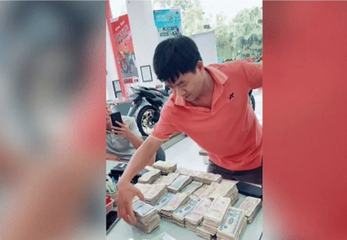 Người đàn ông mang 11kg tiền lẻ đi mua xe tặng vợ (Ảnh cắt từ clip: Nhân vật cung cấp).