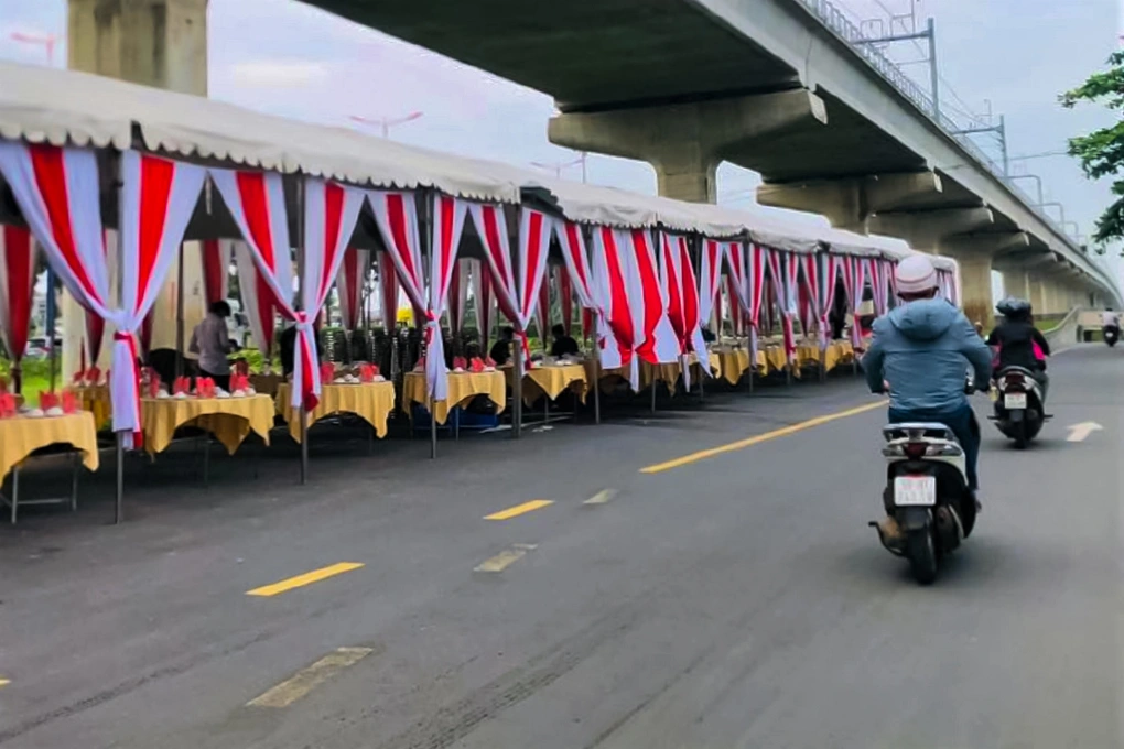 Rạp đám cưới dựng lấn chiếm lòng đường cạnh tuyến metro gây xôn xao (Ảnh: Tôi là dân quận 9). Rạp đám cưới dựng lấn chiếm lòng đường cạnh tuyến metro gây xôn xao (Ảnh: Tôi là dân quận 9).