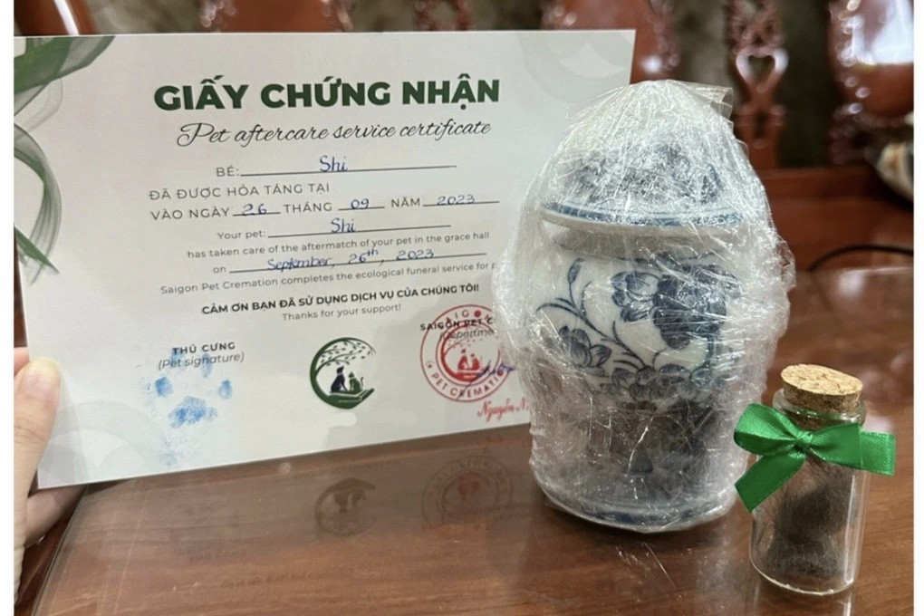 Khách hàng sẽ nhận được hũ tro cốt, lọ đựng móng chân, lông của vật nuôi và giấy chứng nhận đã sử dụng dịch vụ (Ảnh: Nhân vật cung cấp).