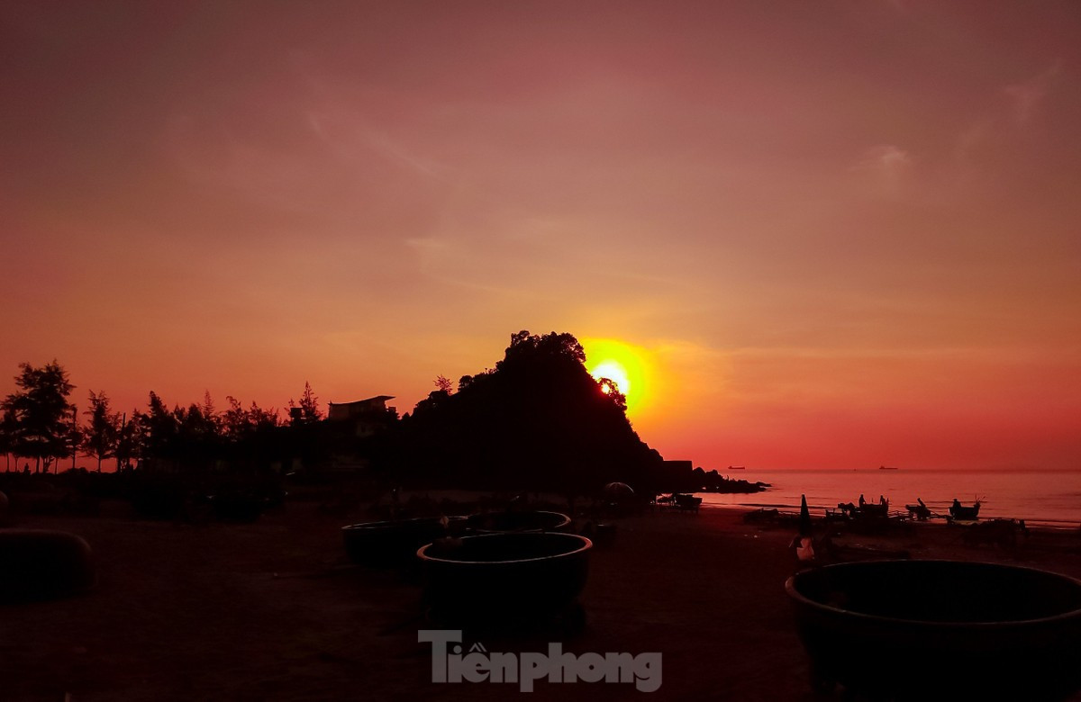 Những ngày hè, gần 5h sáng, mặt trời đã bắt đầu ló lên ở đường chân trời. Ánh sáng ửng hồng của bình minh tô thêm cho bãi biển Cửa Lò (TX. Cửa Lò, Nghệ An) một vẻ đẹp huyền ảo, thơ mộng.