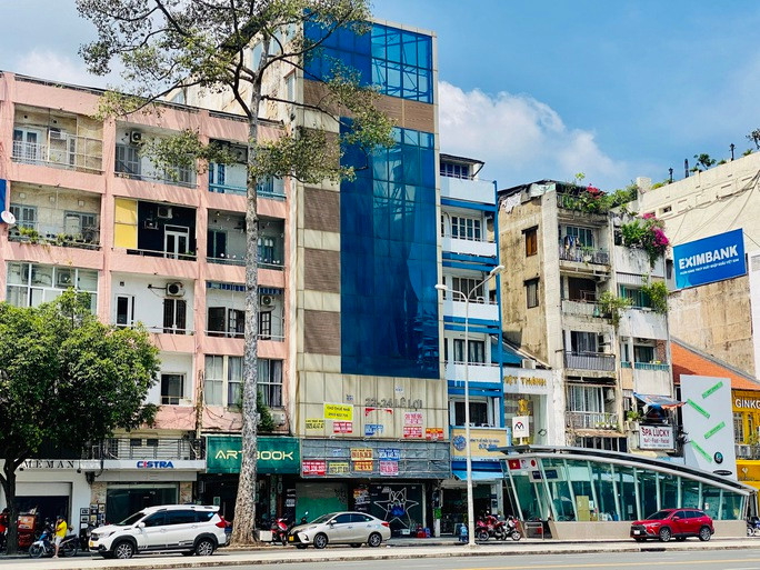 Một tòa nhà trên tuyến đường này có diện tích 160m2 (1 trệt 7 tầng) đã bỏ trống nhiều tháng qua. Theo môi giới, giá thuê khoảng 220 triệu đồng/tháng,ưu tiên khách nào mở showroom mỹ phẩm, spa, thời trang... Do chủ nhà yêu cầu đặt cọc tối thiểu 3 tháng, ký hợp đồng ít nhất 5 năm nên người thuê đề lắc đầu.