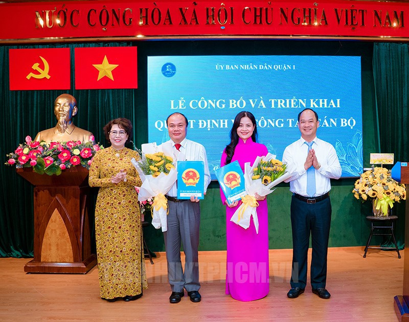 Ông Võ Cao Long được bổ nhiệm làm Trưởng phòng GD-ĐT Quận 1; bà Lê Thị Bình được điều động và bổ nhiệm làm Trưởng phòng GD-ĐT Quận Phú Nhuận (Ảnh: Website Thành ủy) Ông Võ Cao Long được bổ nhiệm làm Trưởng phòng GD-ĐT Quận 1; bà Lê Thị Bình được điều động và bổ nhiệm làm Trưởng phòng GD-ĐT Quận Phú Nhuận (Ảnh: Website Thành ủy)