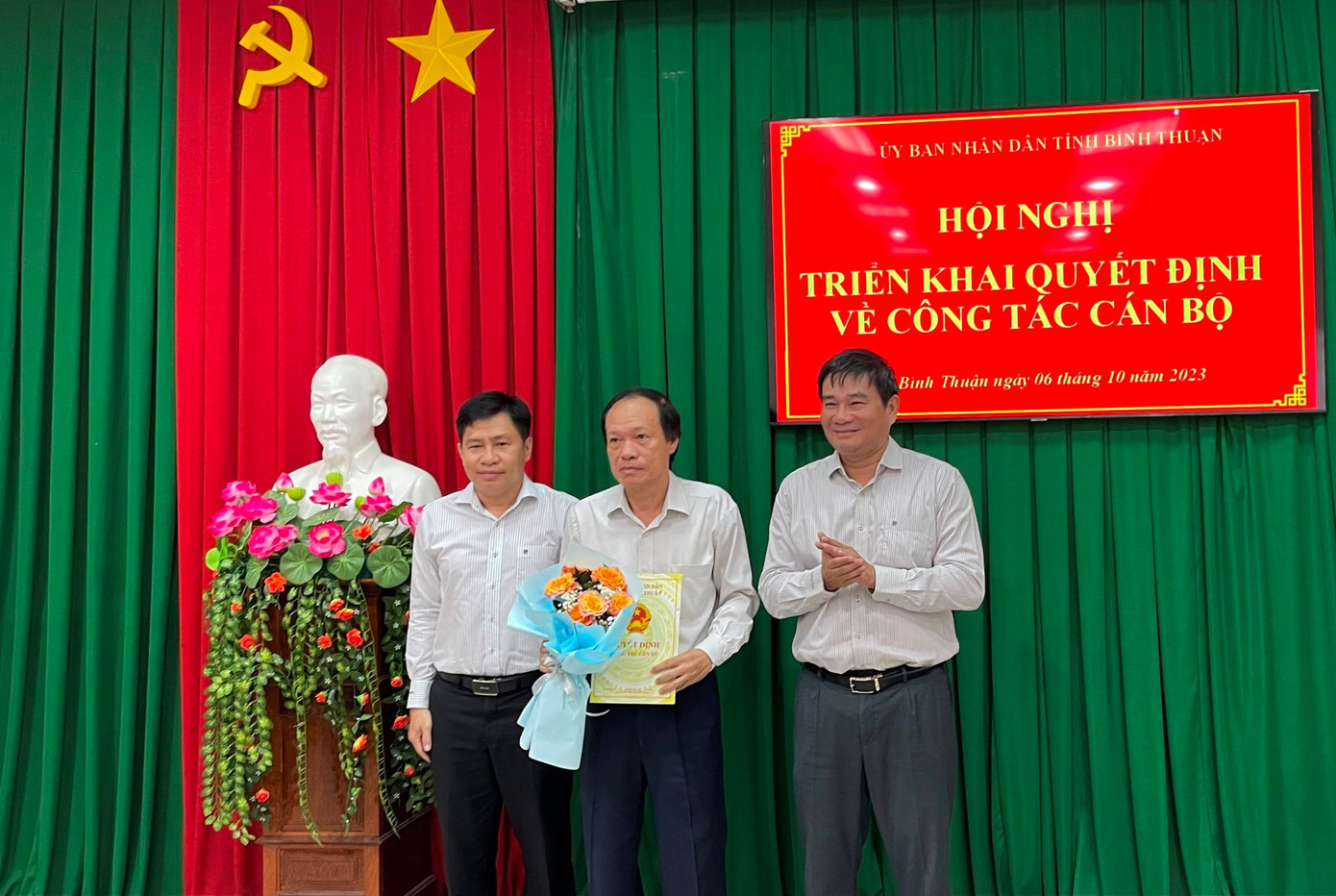 Giám đốc Sở Nội vụ Đỗ Thái Dương (phải) và Giám đốc Sở Thông tin và Truyền thông Võ Thành Công (trái) trao quyết định nghỉ hưu và hoa cho đồng chí Nguyễn Hồng Thái. Giám đốc Sở Nội vụ Đỗ Thái Dương (phải) và Giám đốc Sở Thông tin và Truyền thông Võ Thành Công (trái) trao quyết định nghỉ hưu và hoa cho đồng chí Nguyễn Hồng Thái.