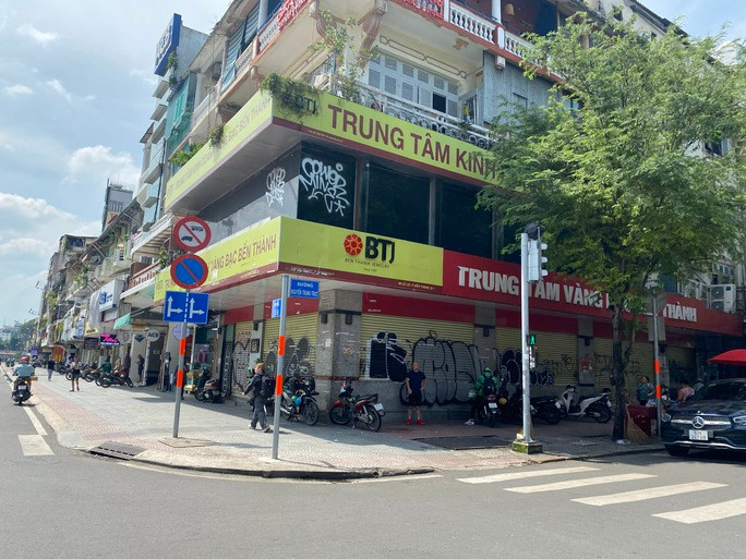 Tương tự, mặt bằng góc 2 mặt tiền Lê Lợi và Nam Kỳ Khởi Nghĩa cũng không có khách thuê nhiều tháng qua sau khi một công ty vàng trả nhà. Mặt bằng này có tổng diện tích 225m2 (ngang 9m dài 25m), 1 trệt 1 lầu, giá chào thuê 290 triệu đồng/tháng. Hiện phía trước đang được tận dụng làm nơi để xe và nghỉ ngơi của nhiều tài xế xe ôm công nghệ.