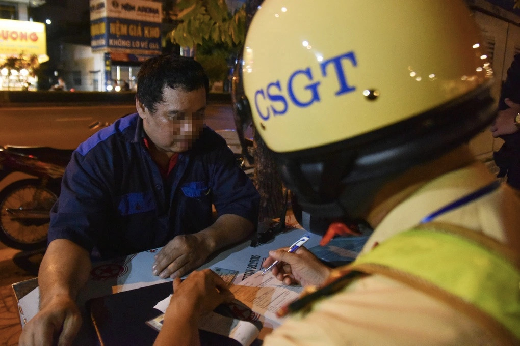 Khi biết không thể nhờ người can thiệp CSGT, tài xế T. mới chịu ngồi vào bàn ký biên bản (Ảnh: Trịnh Nguyễn). Khi biết không thể nhờ người can thiệp CSGT, tài xế T. mới chịu ngồi vào bàn ký biên bản (Ảnh: Trịnh Nguyễn).