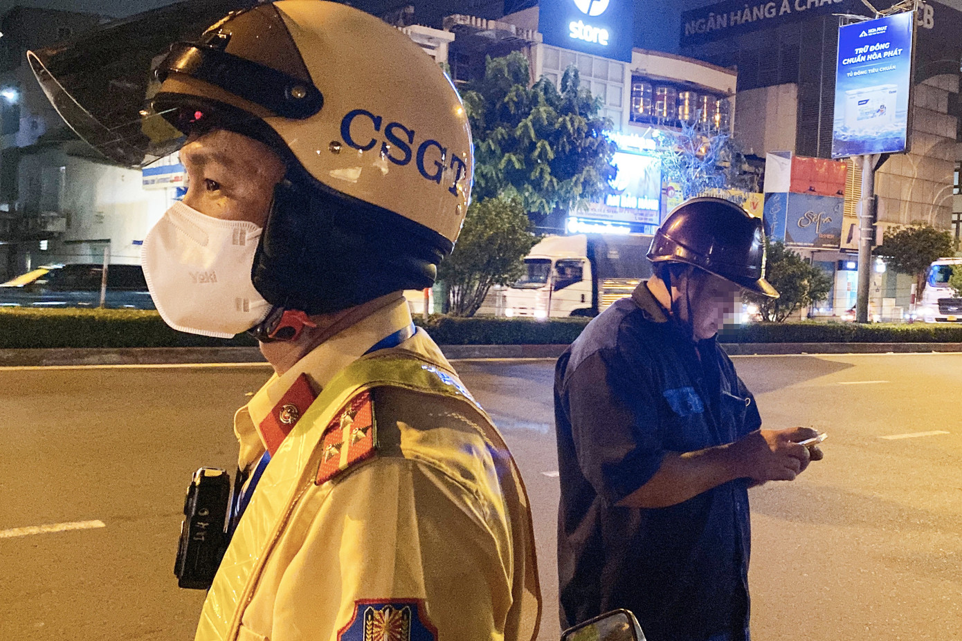 Tài xế T. liên tục bấm số gọi nhờ người can thiệp CSGT bỏ qua lỗi vi phạm (Ảnh: An Huy). Tài xế T. liên tục bấm số gọi nhờ người can thiệp CSGT bỏ qua lỗi vi phạm (Ảnh: An Huy).