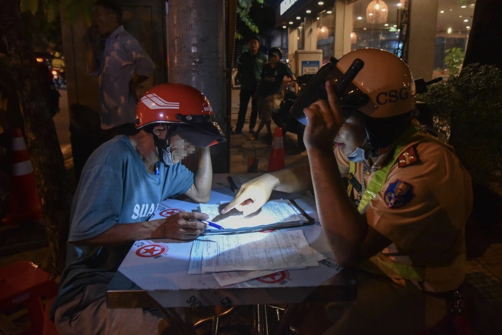 Tài xế L. có nồng độ cồn 0,662mg/lít khí thở bị CSGT lập biên bản (Ảnh: Trịnh Nguyễn). Tài xế L. có nồng độ cồn 0,662mg/lít khí thở bị CSGT lập biên bản (Ảnh: Trịnh Nguyễn).