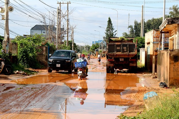 Tuyến đường Lạc Long Quân đoạn qua thôn Tiến Phú, xã Tiến thành, thành phố Phan Thiết (Bình Thuận) đã được dọn dẹp mặt đường chính, xe có thể lưu thông bình thường. (Ảnh: Nguyễn Thanh/TTXVN)