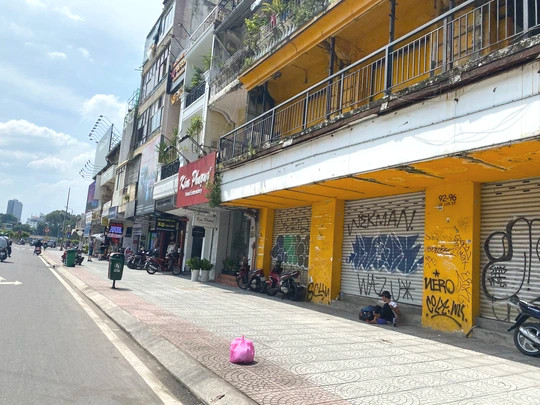 Mặc dù nằm trên tuyến đường Lê Lợi (quận 1, TP HCM) dài khoảng 550 m, đẹp nhất nhì khu trung tâm TP HCM, giao cắt các đường "dát vàng" như: Pasteur, Nam Kỳ Khởi Nghĩa, Nguyễn Huệ nhưng có rất nhiều mặt bằng bỏ trống nhiều tháng, thậm chí có mặt bằng trống từ thời gian dịch đến nay vẫn không có người thuê.