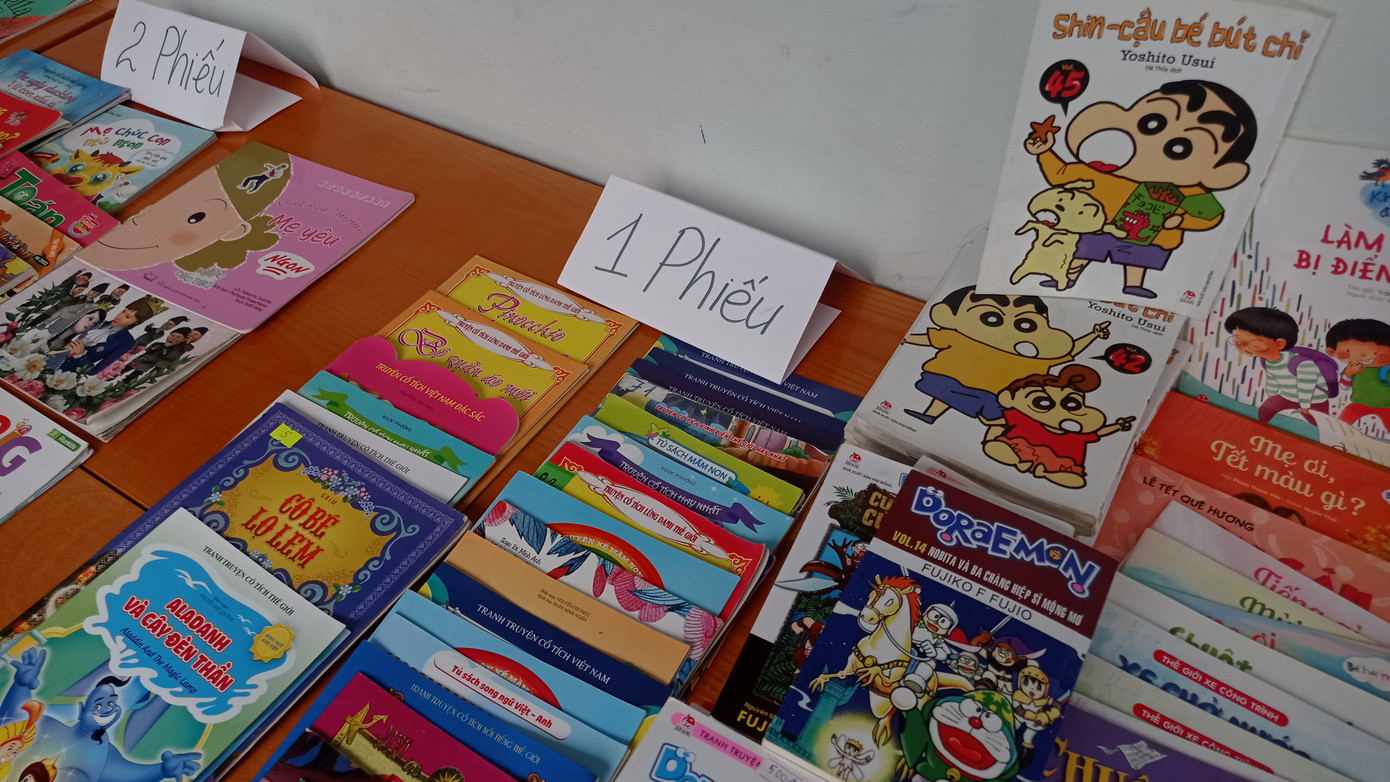 Nhiều thể loại sách truyện được xếp ngay ngắn trước giờ diễn ra hoạt động. Nhiều thể loại sách truyện được xếp ngay ngắn trước giờ diễn ra hoạt động.