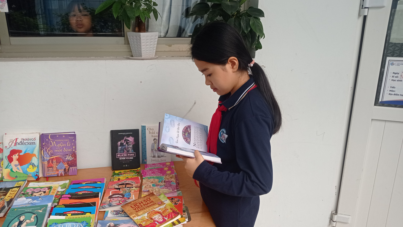 Không chỉ đổi sách, nhiều bạn còn dừng lại đọc để tìm ra sách hay. Không chỉ đổi sách, nhiều bạn còn dừng lại đọc để tìm ra sách hay.