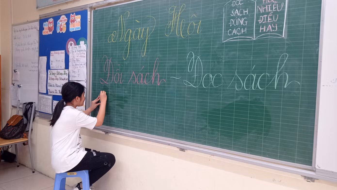 Tween trang trí bảng lớp hưởng ứng ngày hội.