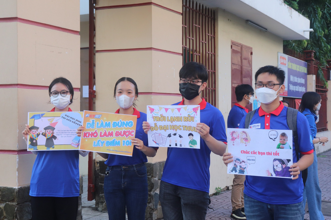 Những banner cổ vũ handmade với thông điệp chúc thi tốt. Những banner cổ vũ handmade với thông điệp chúc thi tốt.